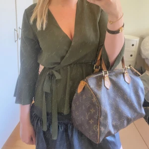 Militär grön blus  - Super snygg blus!!! Väldigt unik och går ej att köpa längre! 