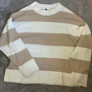 Stickad tröja - Säljer denna för den inte passade. Endast provad! Orginalpris:300  Tvättas innan skickning!