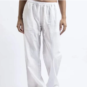 Madlady linnebyxor - Superfina linnebyxor från madlady! Den egentliga storleken är S/xtra-tall men har sytt upp de lite så de passar mig perfekt i längden som är 175cm lång. De är midwaist men går att göra lowwaist genom att vika ner kanten💞 en omärkbar defekt se sida 2