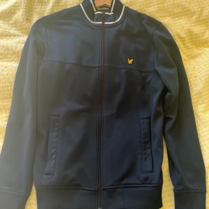 Lyle scott zip hoodie mörk blå - Lyle scott zip hoodie mörk blå storlek M hyfsat  