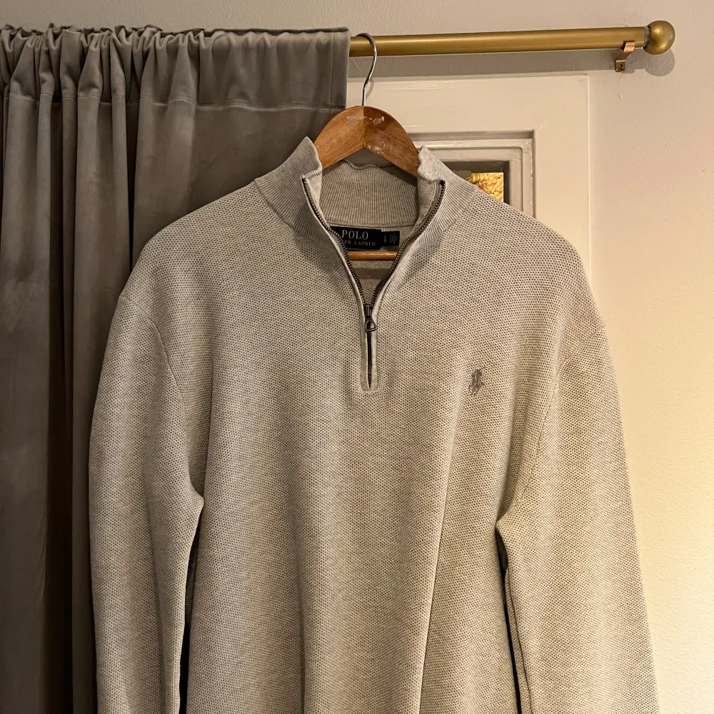 En grå half zip tröja från Ralph Lauren. Den sitter bra i storleken och är i gott skick.. Tröjor & Koftor.