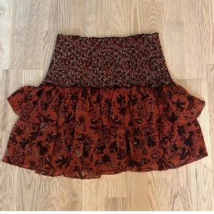 Zara kjol  - Bud från 100+frakt, använd 2-3 ggr :) storlek M men passar S-L då den är stretchig