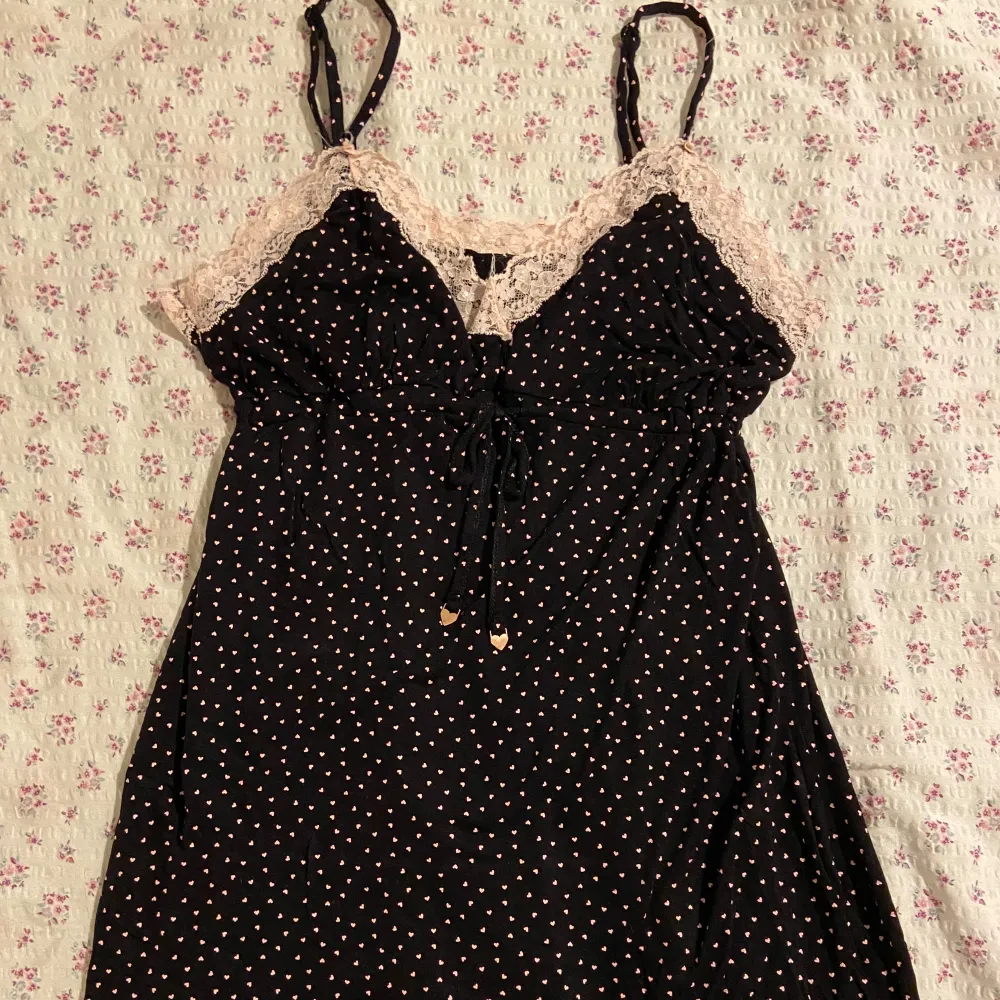 cute little top that I got a long while ago but unfortunately haven’t worn at all since it’s not my style, the fabric is also super soft . Toppar.