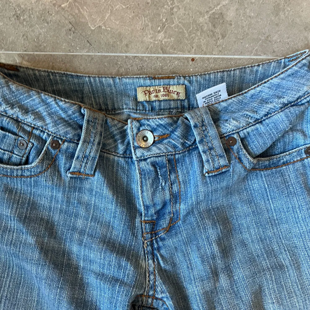 Skit snygga jeans med fina detaljerade fickor,  perfekta nu till sommaren💕 Midja rakt över: 38 Innerben: 82 Pris kan diskuteras, skriv för mer info💕Köparen står för frakt💘  . Jeans & Byxor.