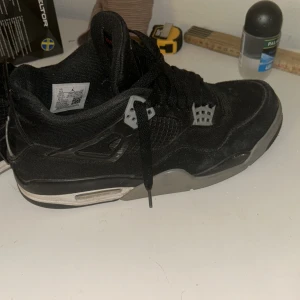 Black canvas skor Jordan 4!  - Haft de i över ett år nu och vill sälja de, dem är äkta och helt nya par går för 5000-5500 de är lite repor på de eftersom de är använda 