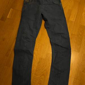 Säljer nästan nya jeans ja fick i present, skick 8/10.