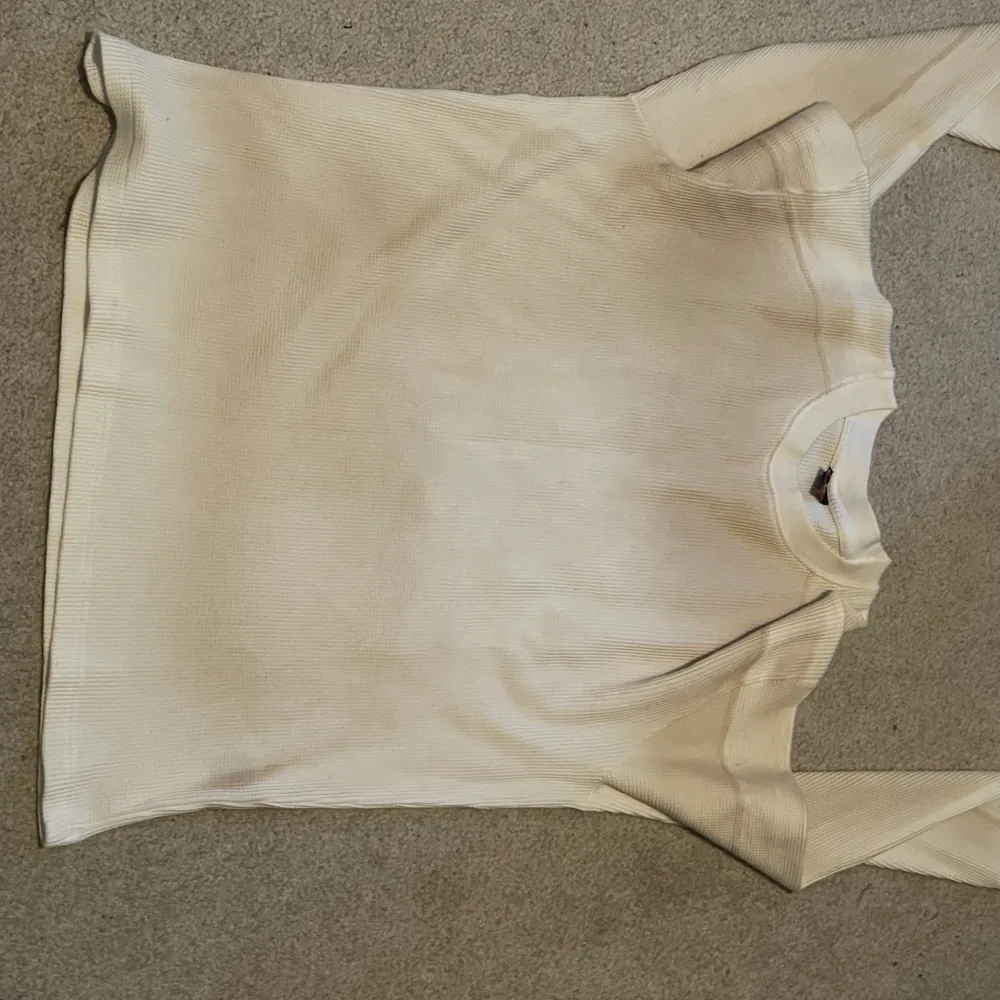 Slut såld sommar tröja till salu från derschutze i storlek L. Jag köpte den på senaste droppet men den passade inte. Aldrig använd. 10/10 skick och perfekt för sommaren . Tröjor & Koftor.