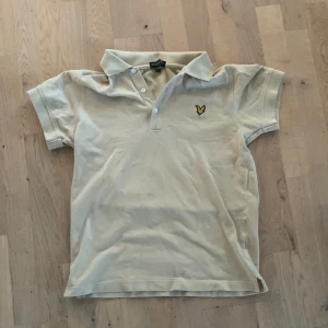 Lyle and Scott piké  - Säljer denna Lyle and Scott piké. Knappt använd och den är riktigt bra inför sommaren.