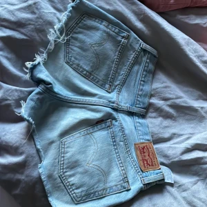 Levis shorts  - Säljer mina jätte fina Levis shorts modellen är 501 som ör perfekta till sommaren skriv om du har några frågor💓