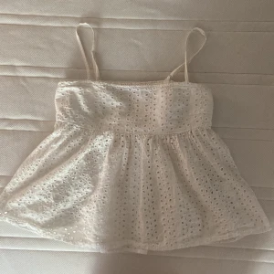 Jättesöt sommartopp🤍🤍🤍 - Jättesöt broderad topp som är perfekt till sommaren! I väldigt bra skick och är från bikbok. Har ett stretchig resorbsnd i ryggen och sjusterbara band. Tycker den är så fin men för liten för mig. Priset kan sänkas vid snabb affär🤍💘🎀