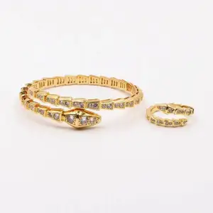 Helt ny och vacker guldpläterad armband med sin tillhörande ring som är i storlek 7, säljer gärna tillsammans men kan säljas seperat! Tillsammans kostar de 300kr och 160kr/st Klicka gärna på köp nu eller kontakta 🌸🌺🌸🌺