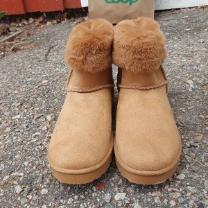 Bruna "Uggs" - Ficki julklapp för något år sedan men kom tyvärr aldrig till användning. Stl 38 i färgen brun och har flis inuti! DM för mer bilder! TRYCK EJ PÅ KÖP NU!!