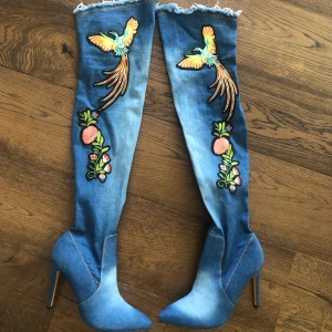 Stövlar over knee - Helt nya stövlar inköpta för flera år sedan, aldrig använda endast testade!  Hade vart sååå snyggt med en hel jeans outfit!!! Nypris var runt 1000kr Pris kan diskuteras Stl 40 men passar även 39