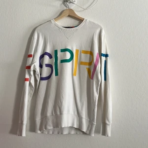 Retro Esprit tröja - Rolig tröja från Esprit! Lite motivdefekter på ärmarna, annars gott skick!