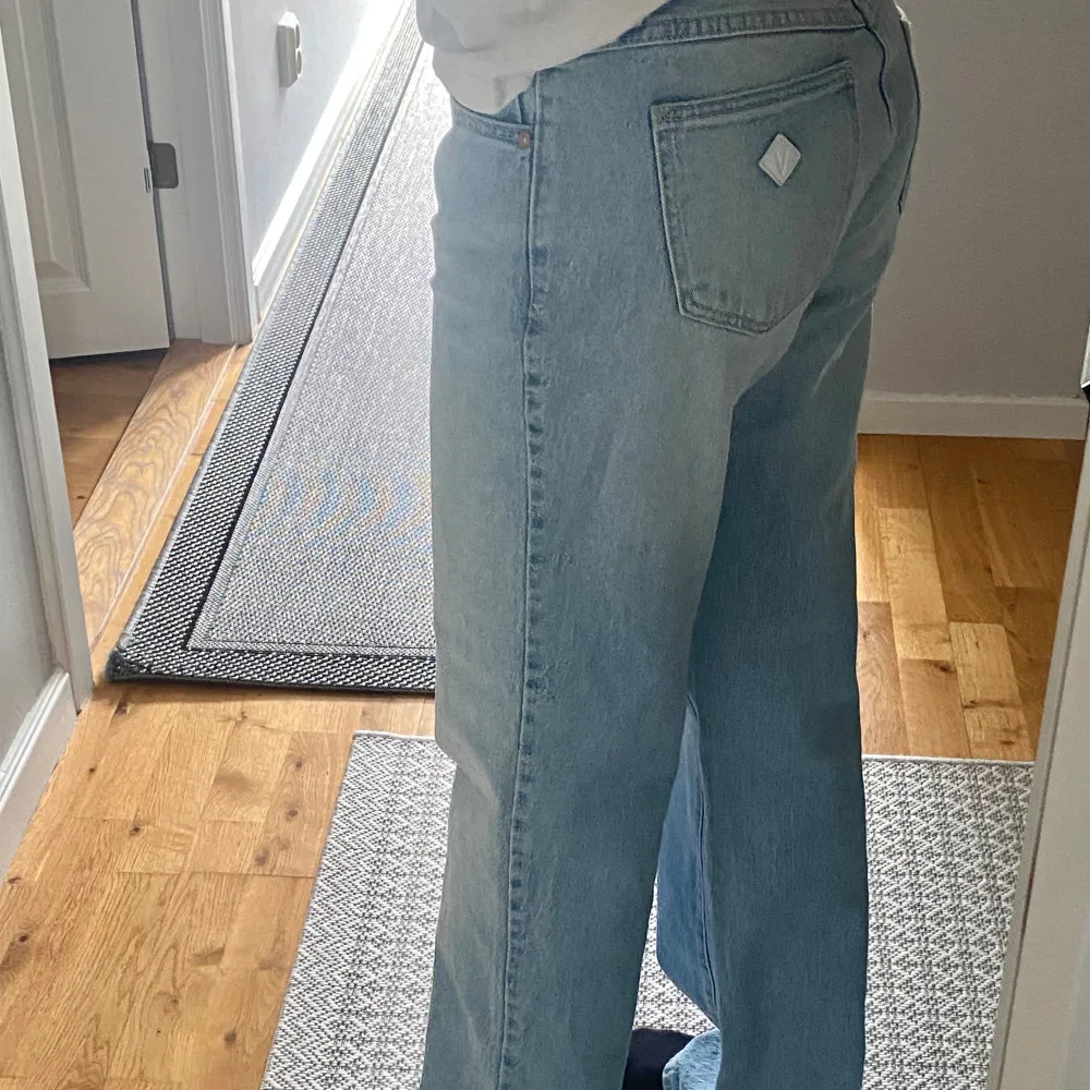 Har använt dessa endast en gång, Storlek 27 och low waist. Passar bra på mig som är 168 lång, men kanske nååågot stora!  Nypris 1099❤️. Jeans & Byxor.
