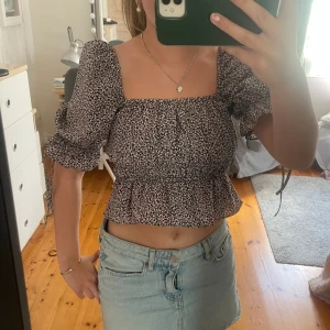 Sommar topp - Super fin sommeig topp, som är svart med blommigt mönster💞💞passar perfekt nu till sommaren!!!! Säljer då den är för liten, toppen har inga defekter!!