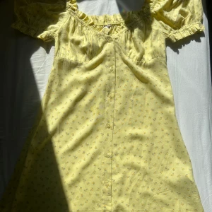 klänning  - säljer min fina klänning från Nelly. Säljs inte mer då jag köpte den för ett år sen. Skriv för fler bilder!🫶🏼