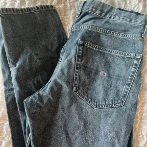 blå/grå jeans, modell DAD JEANS. Passar 185 cm lång. 