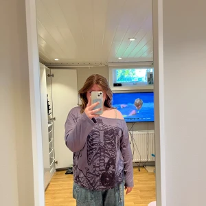 Grunge tröja - Det är en tröja från SHEIN, det ör meningen att den ska gå ner vid högra axeln.