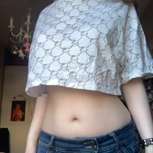 oversized vit, svart hello kitty magtröja - PRIS KAN DISKUTERAS! kontakta mig ifall du vill ha mått eller annan information 💿 superbra skick 💗