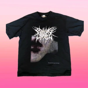 Ken Carson Tee - En heavymetal band t-shirt som ofta kopplas till rapparen Ken Carson, kolla slide 4. Tröjan är i perfekt skick, 10/10. Passar i strl M och L med en oversized fit. 