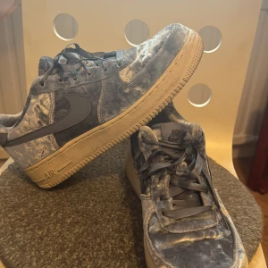 Nike Air Force 1 blue  - Jätte fina Nike skor men tyvär för stora för mig, de är i st 39 och är i ett fantastiskt skick då jag andvänt dem sparsamt! De är i ljus blå färg och är i sammet 🩵