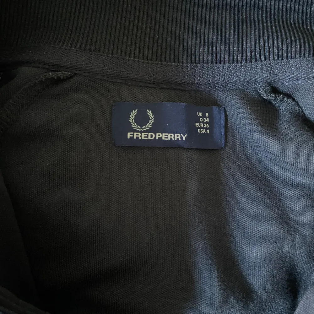 Mörkblå Fred Perry zipup med ljusblåa ränder🩵Äkta och i bra skick med det finns en fläck på ena ärmen. Tröjor & Koftor.