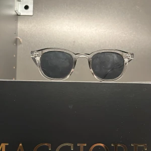 Elis montén solglasögon  - Hej säljer nu mina montén solglasögon modellen heter m1v1. Skicket är 9/10 då ni kan se vad som gör att dom inte är 10/10 på bild 5, en diskret märkning. Säljer pågrund av att dom inte kommer till användning, hör gärna av er om ni har några frågor.