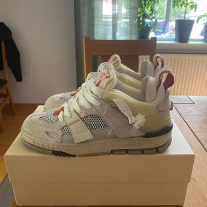 Arigato area low - Ett par arigatos area low i storlek 43. Köpta på cenino i växjö. Använda 6-7 gånger så iprincip nytt skick