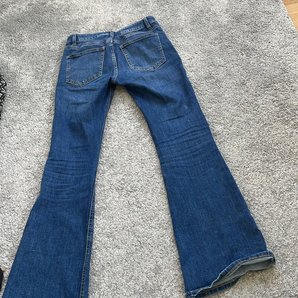 Super snygga bootcut jeans från Lindex ❤️ Säljer pga att det är för små❤️😚 De är jätte sköna❤️ Storlek 164💗 Står inte för frakten och postens slarv 🙌🏼☺️. Jeans & Byxor.