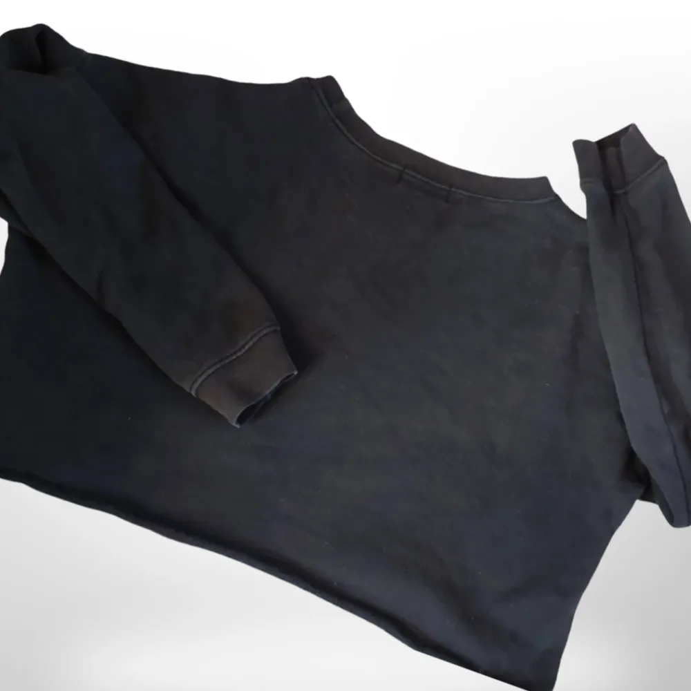 Supersnygg marinblå croppad sweatshirt från Stüssy strl 10 / M i bra skick. Tröjor & Koftor.