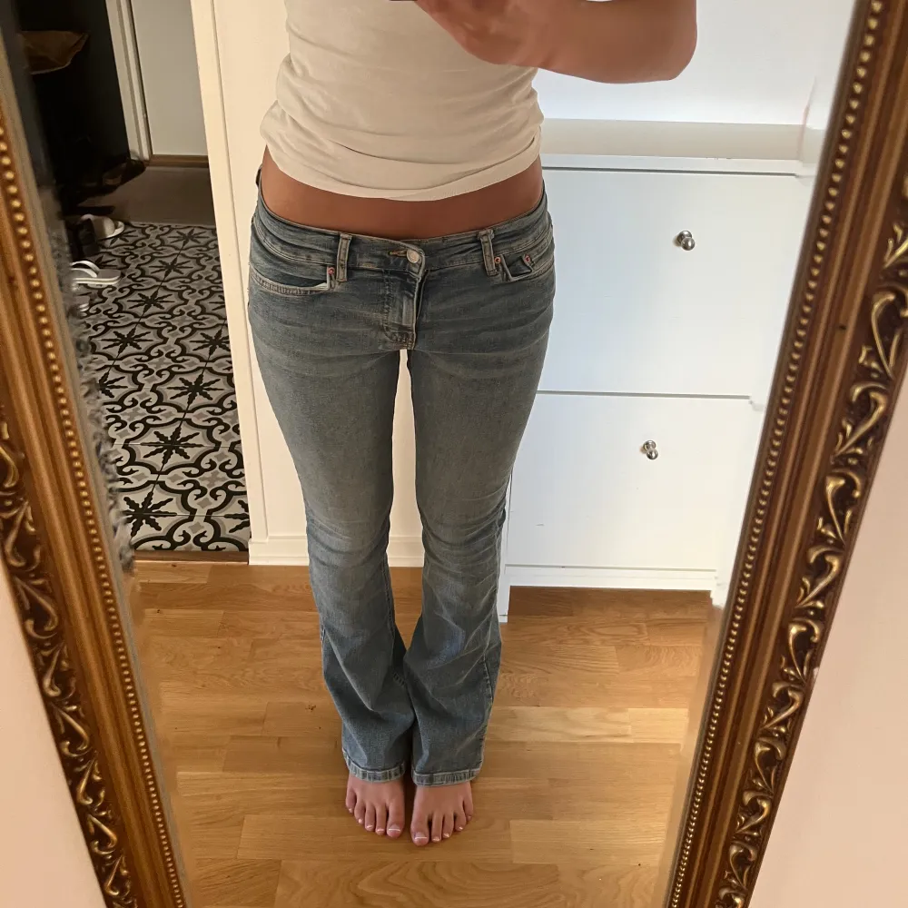 Blåa, lågmidjade jeans med bootcut ifrån Gina Tricot. Knappt använda och så snygga!! 💕💕. Jeans & Byxor.