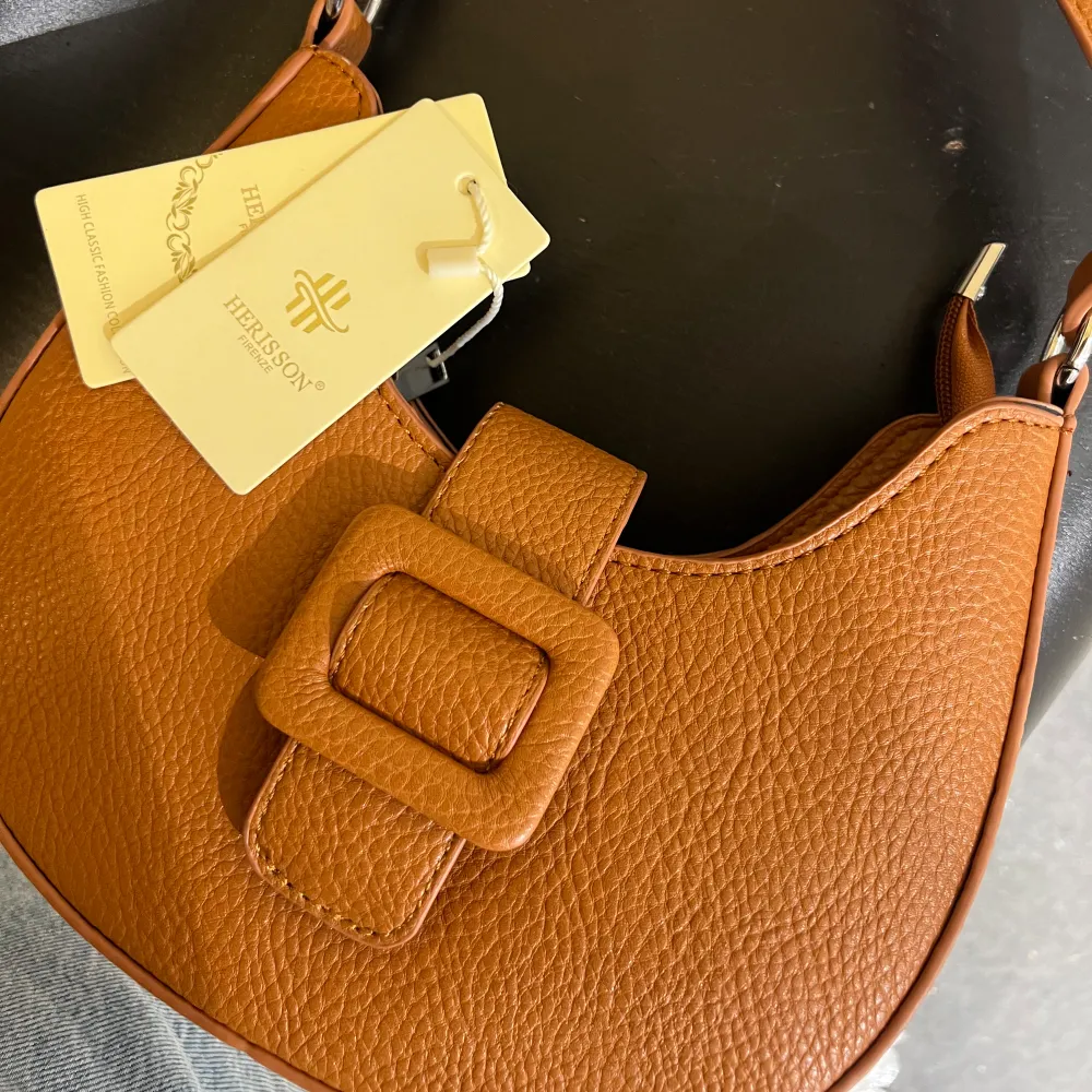 Fin trendig brun väska från en popup butik i Stockholm helt ny säljer för 250kr . Väskor.