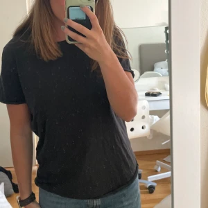 Svart t shirt - Vanligt svart t shirt i använt skick