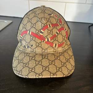 Säljer nu denna sällsynta Gucci king snake beige i strl M säljes pga att jag inte använder längre har tyvär varken box eller kvitto kvar men den är äkta!