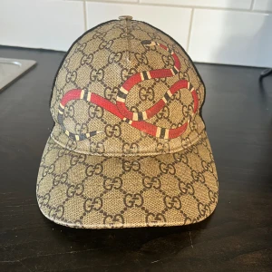 Gucci king snake keps - Säljer nu denna sällsynta Gucci king snake beige i strl M säljes pga att jag inte använder längre har tyvär varken box eller kvitto kvar men den är äkta!