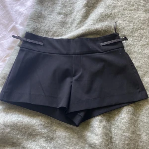 Shorts - Kostym shorts med detaljer på sidorna. Kommer med prislapp, helt oanvända. De är lågmidjade och kortare i modellen.