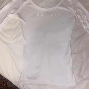 långärmad tröja - vit långärmad tröja, har inte använt den så många gånger så tycker den passar någon annan bättre.