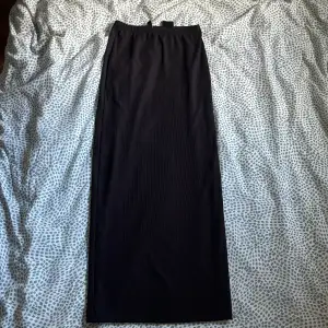 Säljer min fina svarta lång kjol som tyvärr blivit för liten för mig! Den är super fin och skön och kan användas till fler tillfällen så som sommar,fest,vardag! Den har en litet hål nere vid kjolen, men som man inprickat inte ser Skriv för bilder på💗
