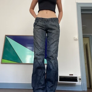 Lågmidjade jeans!  - Jättecool wash, vet inte riktigt varför de ser så skrynkliga ut! Lite långa på mig som är 1,69m. Midjelängd 42cm, innerbenslängd 82cm