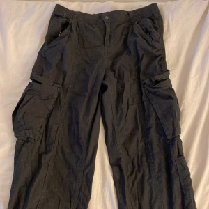 Svarta cargo byxor jätte fina har aldrig använt  - Aldrig använt den jätte fina cargobyxor dem behöver bara strykas från H&M samma som den vita cargobyxorna jag har lagt upp 💕💕