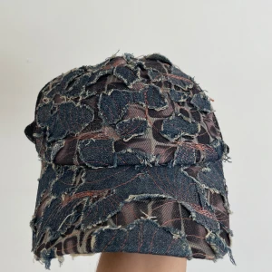 Y2K Keps - Köpt på humana Distressed denim och leopardmönster