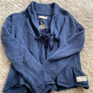 Kofta från Odd Molly - Blå kofta från Odd Molly, i storlek XS. Bra skick men tyget är lite slitet.💙