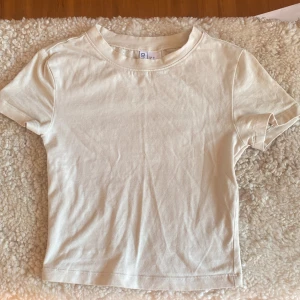 Beige T-shirt  - Den är i mycket bra skicka och bara använd ett par gånger