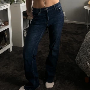 Jeans - Super snugga mörkblå jeans som tyvärr är lite stora:( 
