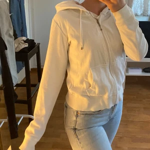 Zip hoodie  - I använt skick därav priset, nån liten fläck vid armen men syns inte så mycket kan skicka bild såklart❤️