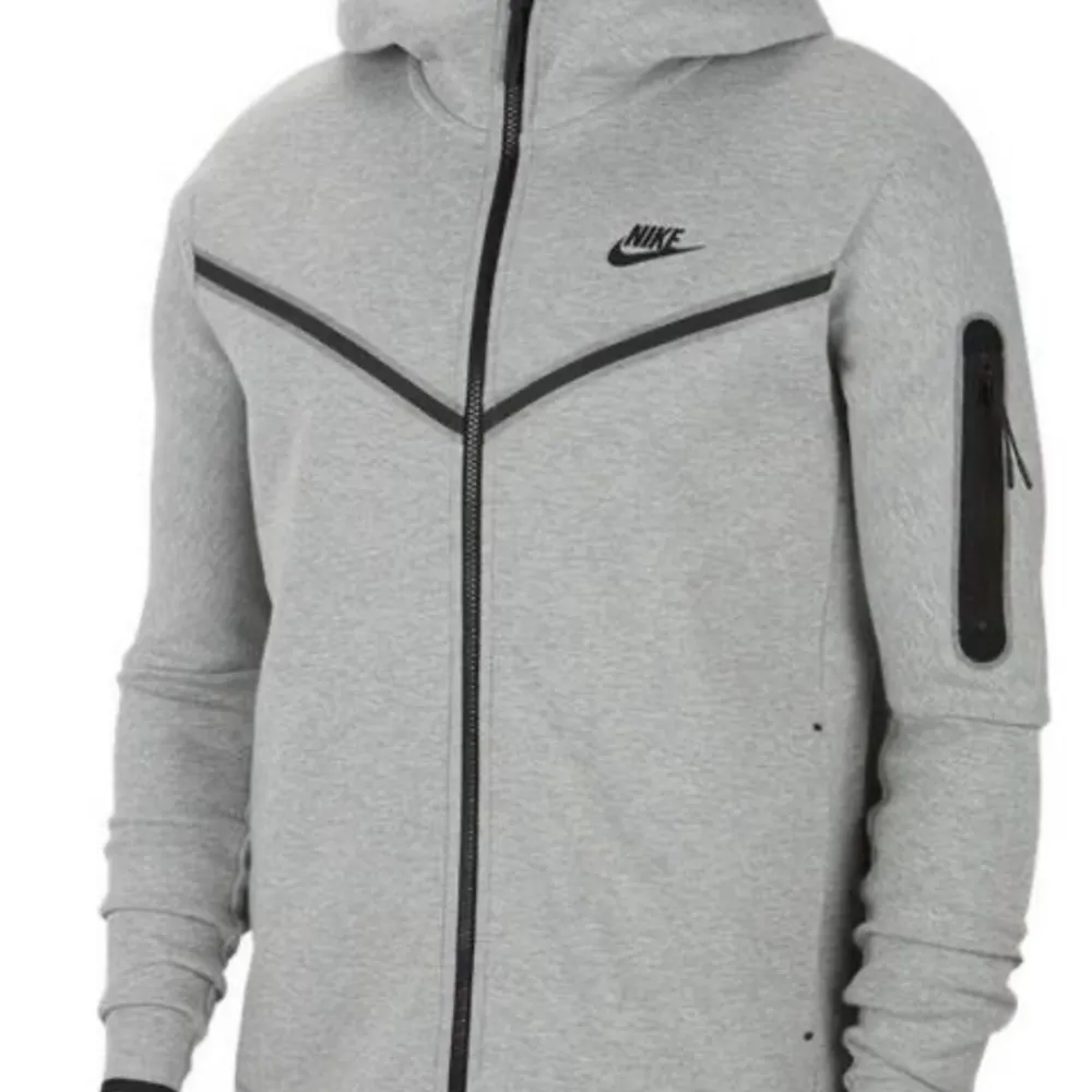 Nike Tech Fleece i storlek XS. Den har inga skador, missfärgningar, hål eller annat, den är endast använd ett fåtal gånger! Nästan som ny, den är i mycket bra skick.    Kvar tills markerad som såld❗️. Tröjor & Koftor.