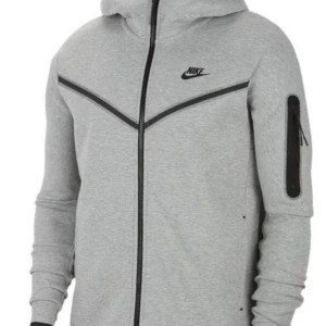 Nike Tech Fleece Grå - Nike Tech Fleece i storlek XS. Den har inga skador, missfärgningar, hål eller annat, den är endast använd ett fåtal gånger! Nästan som ny, den är i mycket bra skick.    Kvar tills markerad som såld❗️