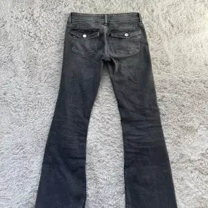 Lowaist bootcut jeans med fickor från Gina Tricot 💓 Använda fåtal gånger men tyvärr för korta för mig (170cm)