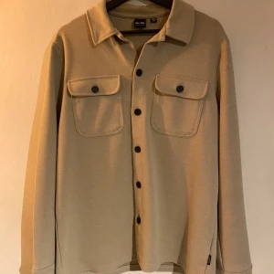 Only & Sons over shirt S - Säljer en over shirt från only & sons som köptes på jeansbolaget. Nypris 500kr. Plaget är använt ytterst lite och därav i väldigt bra skick! Hör av dig vid funderingar
